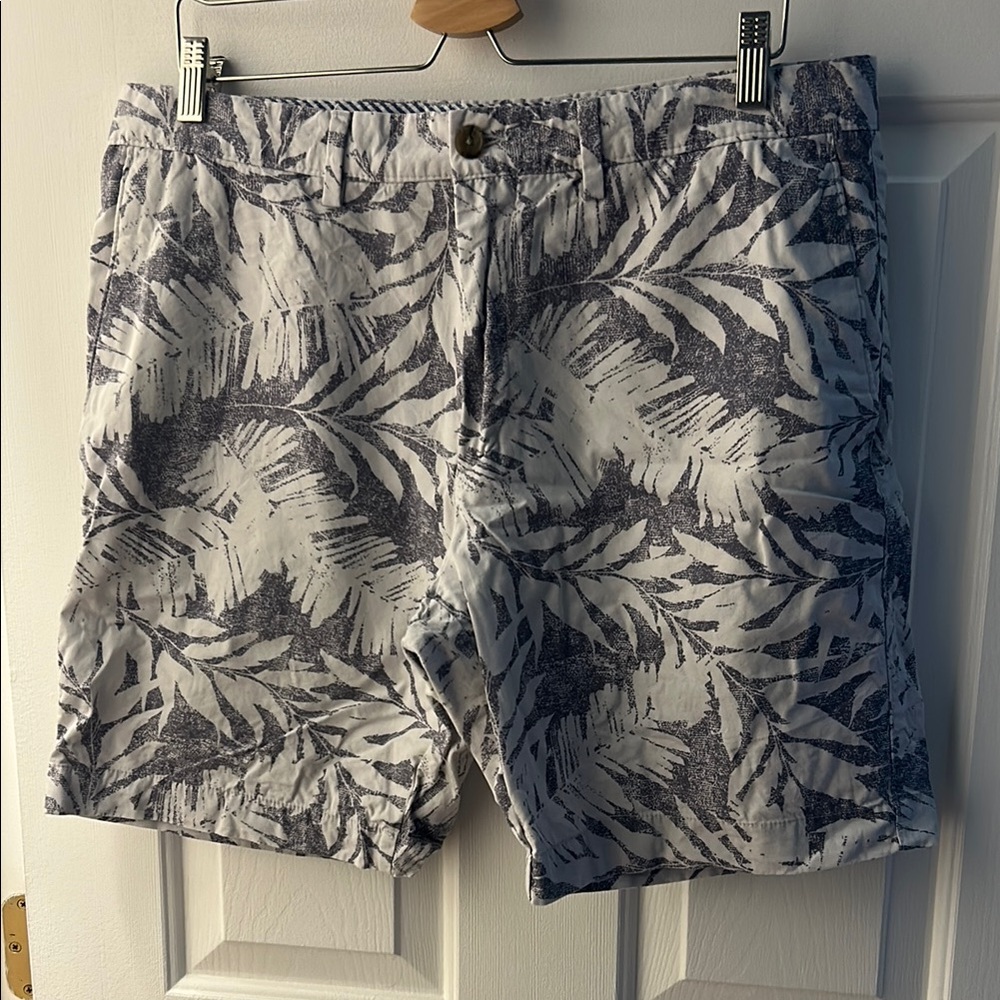 Banana Republic Gray and White Flat Front 7” Shorts